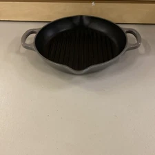 Le Creuset Signature Round Grill Pan 10.25” Enameled Cast Iron Gray New Other @
