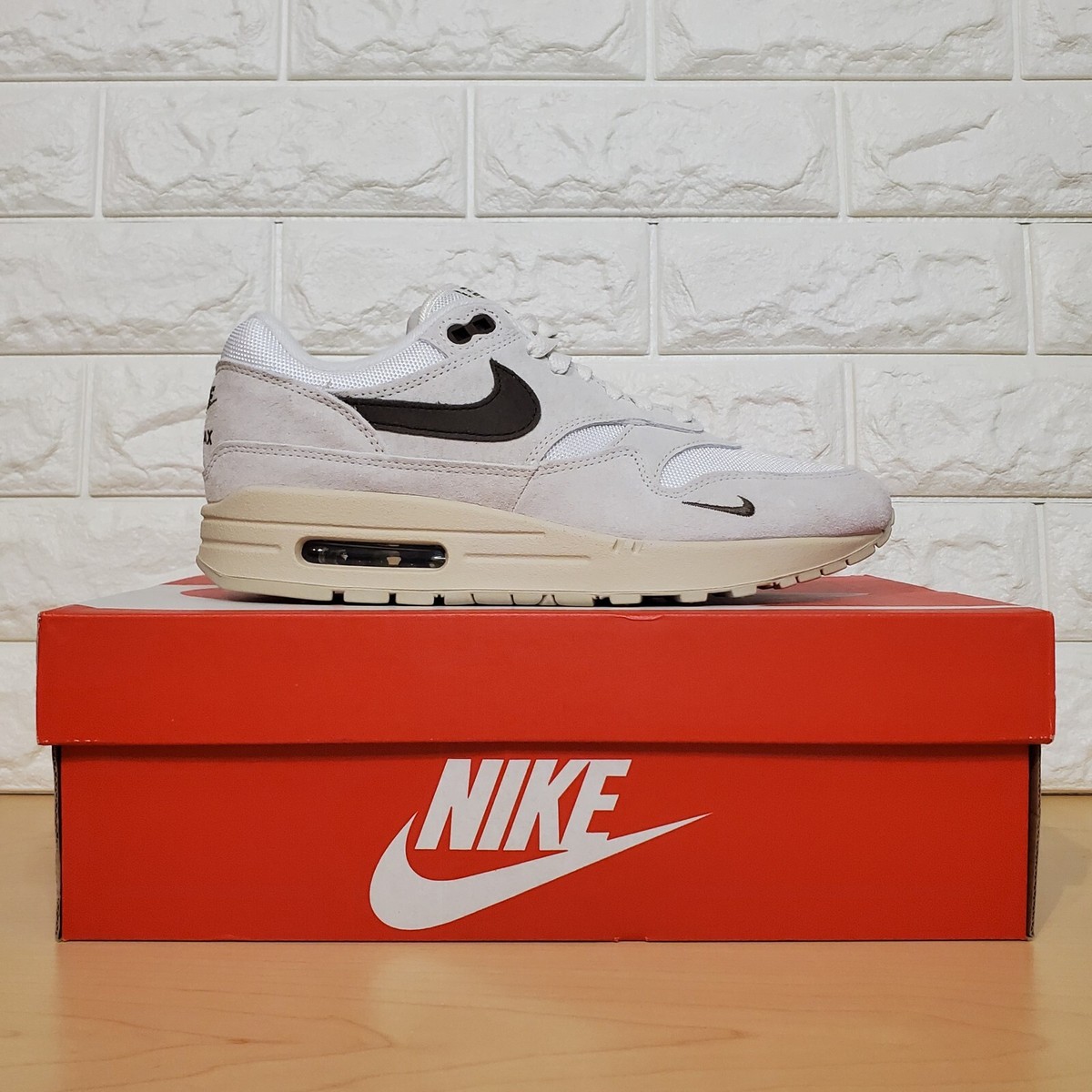 Nike Air Max 1 Mens Size 7.5 / Womens Size 9 Sail Ironstone Nike Air Max 1 Mens Size 7.5 / Womens Size 9 Sail Ironstone