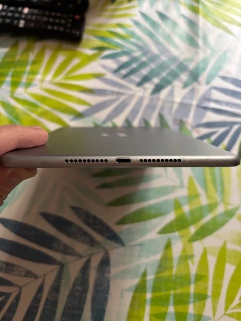 Apple iPad mini (4th generation) · 128GB · Cellular, foto 3 di 5