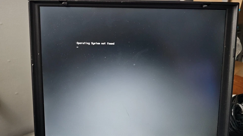 Portátil IBM ThinkPad 570 13" Intel Pentium II con estación de acoplamiento Foto 2 de 4