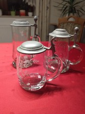 3 sehr gut erhaltene Bierseidel aus geschliffenem Glas mit Zinndeckel