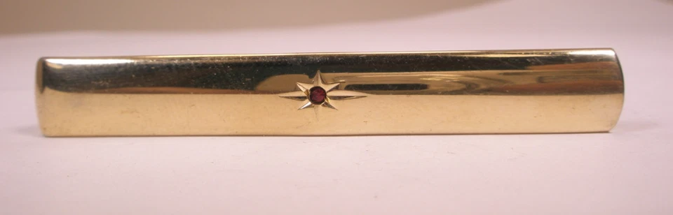 Clip de barra de corbata ANSON de colección con diseño de estrás rojo de 2-1/2" simple liso Foto 3 de 4