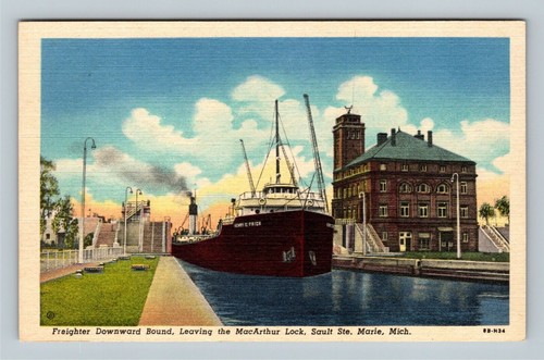 Sault St. Marie MI, Freighter Leaving MacArthur Lock, Michigan cartolina d'epoca