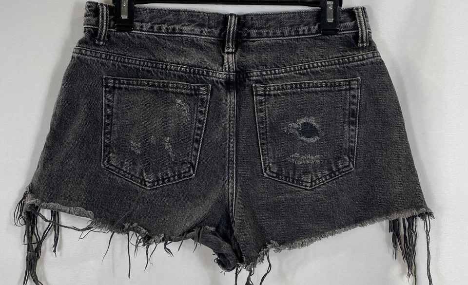 Shorts jeans feminino Alexander Wang preto desgastado tamanho 30 - Imagem 3 de 4