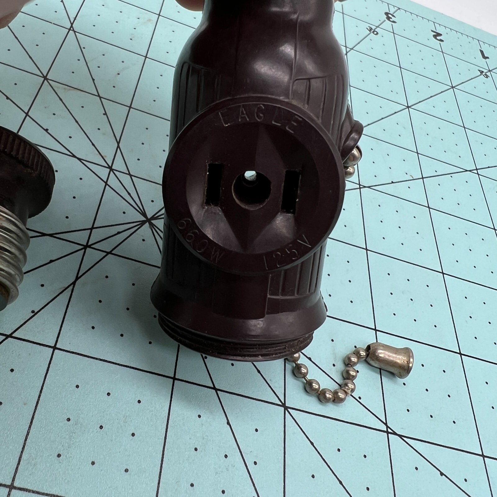 EAGLE 660W125V KEYLESS SOCKET ADAPTER, BROWN Hubble 660W Socket