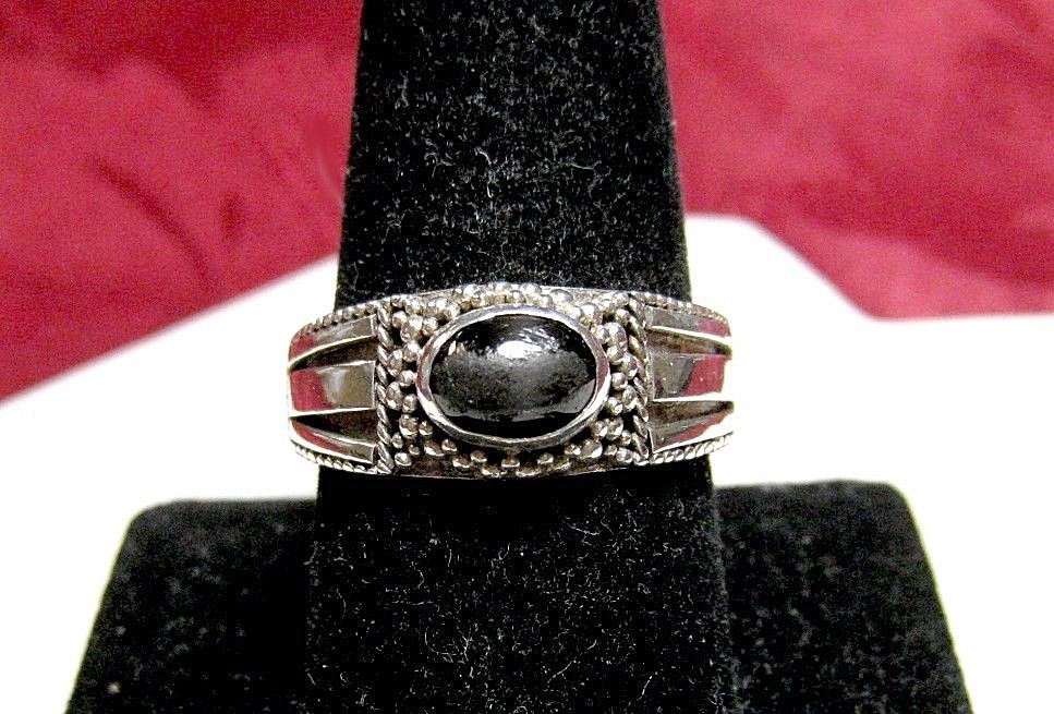 VINTAGE 925 STERLING SILVER BLACK CENTER STONE BEADED SETTING RING SIZE 9.25