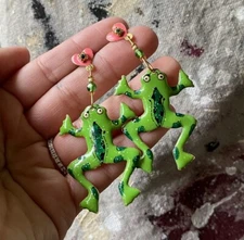 VINTAGE 1980s LUNCH AT THE RITZ GOLD TONE LIME GREEN FROG DANGLE EARRINGS