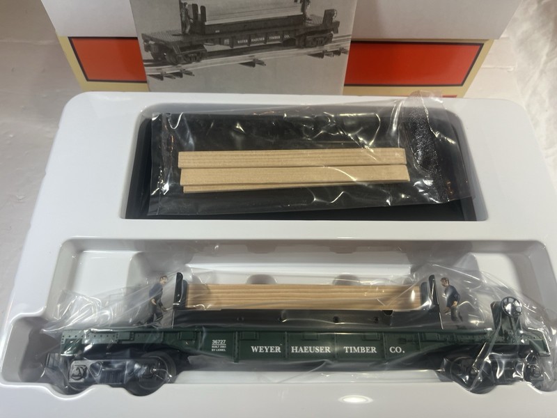 Lionel 36727 Moe and Joe Weyerhauser Operating Flatcar. NIB.