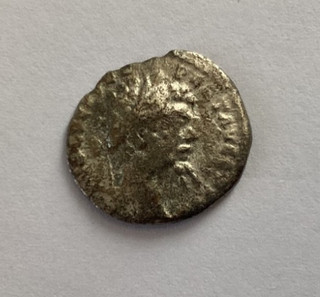 Moneda romana encontrada detección de metales. ¿Parece plata?? Ver fotos.