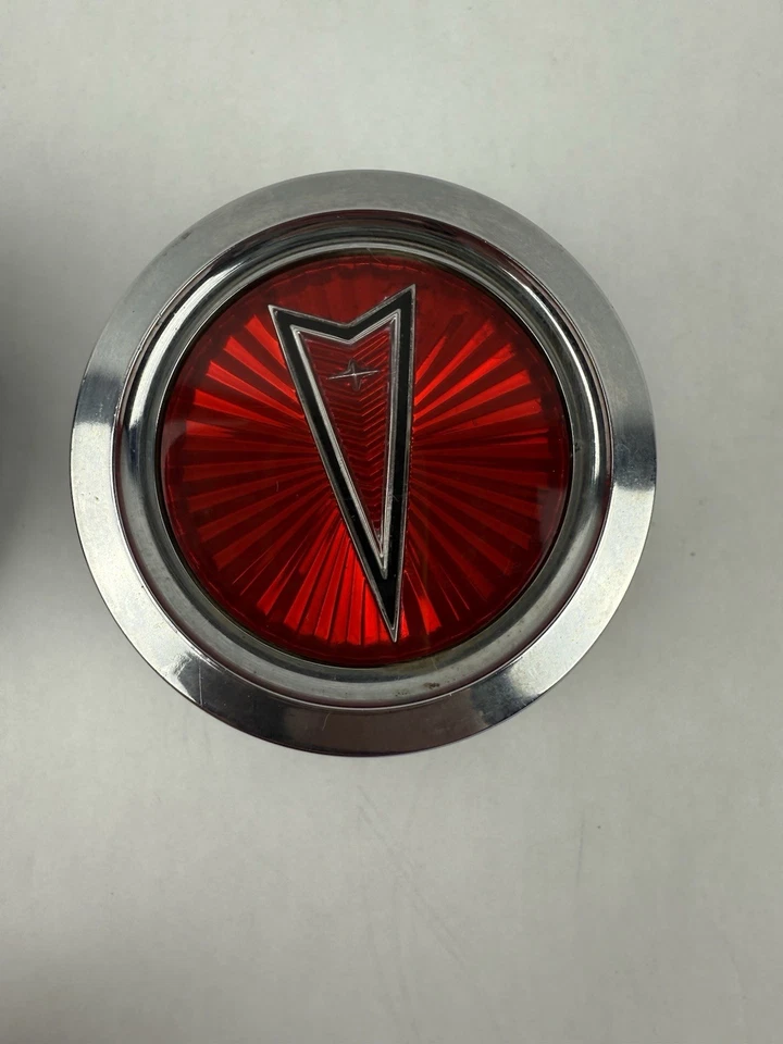 Tapacubos central llanta Pontiac Phoenix, rojo Fiero cromo OEM 100 5310 Foto 3 de 4