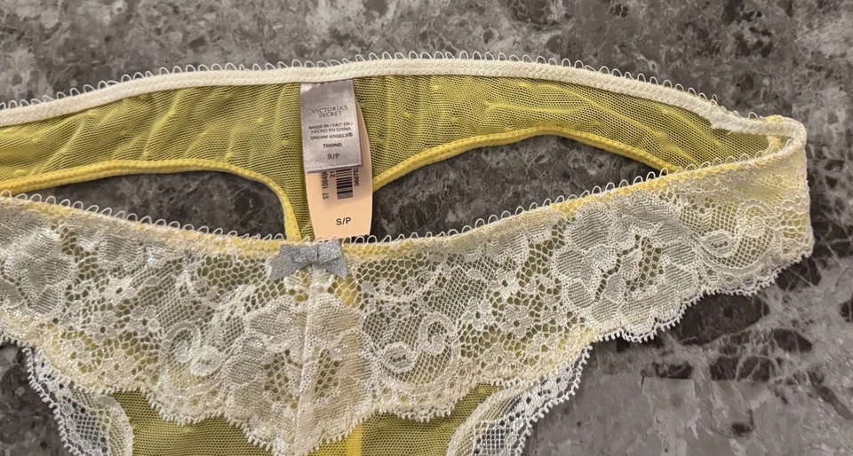 CALCINHA TANGA RARA VICTORIA'S SECRET DREAM ANGELS S MALHA AMARELA RENDA FLORAL NOVA COM ETIQUETAS - Imagem 2 de 4