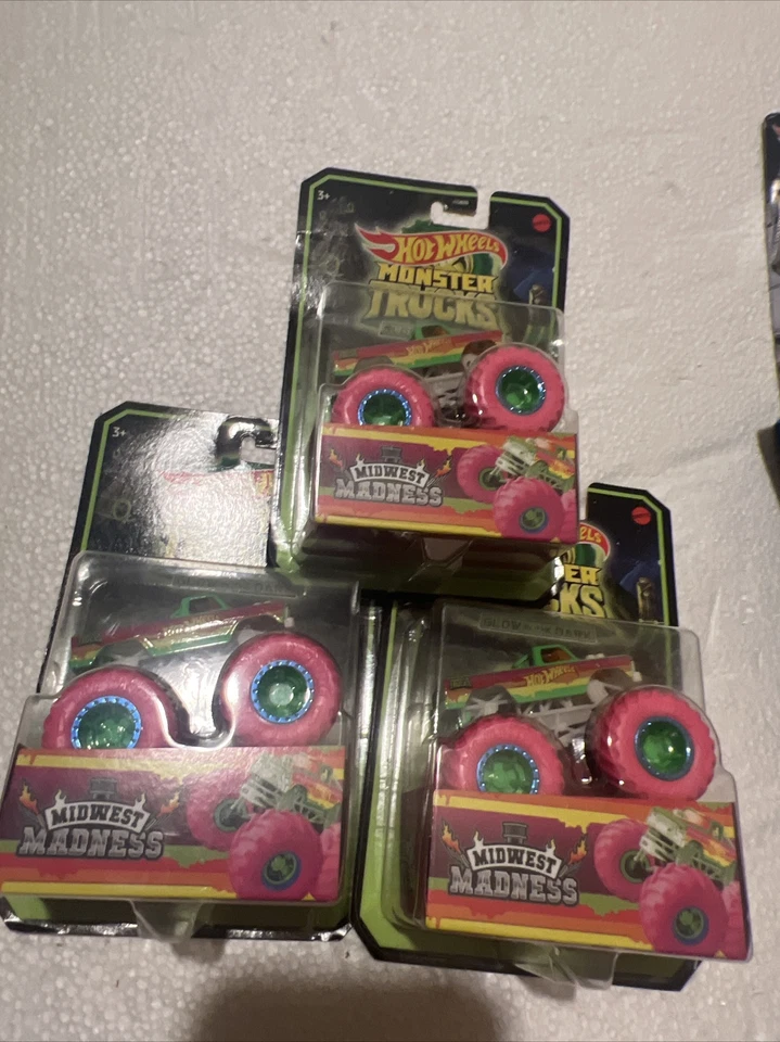 (3) Lote Hot Wheels 2021 Monster Truck 1:64 Mid Madness Brilla en la Oscuridad Rosa Foto 2 de 3