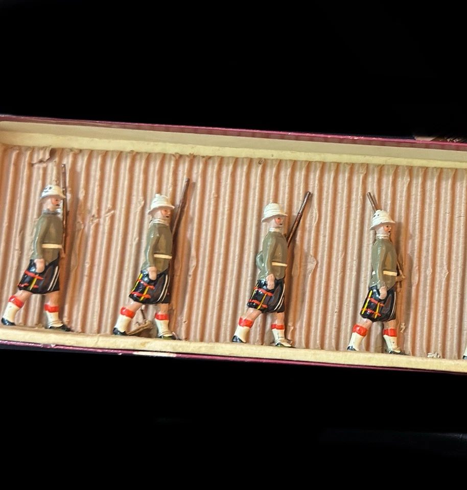 WBritain Queen’s Own Cameron Highlanders # 114 - Image 3 of 4