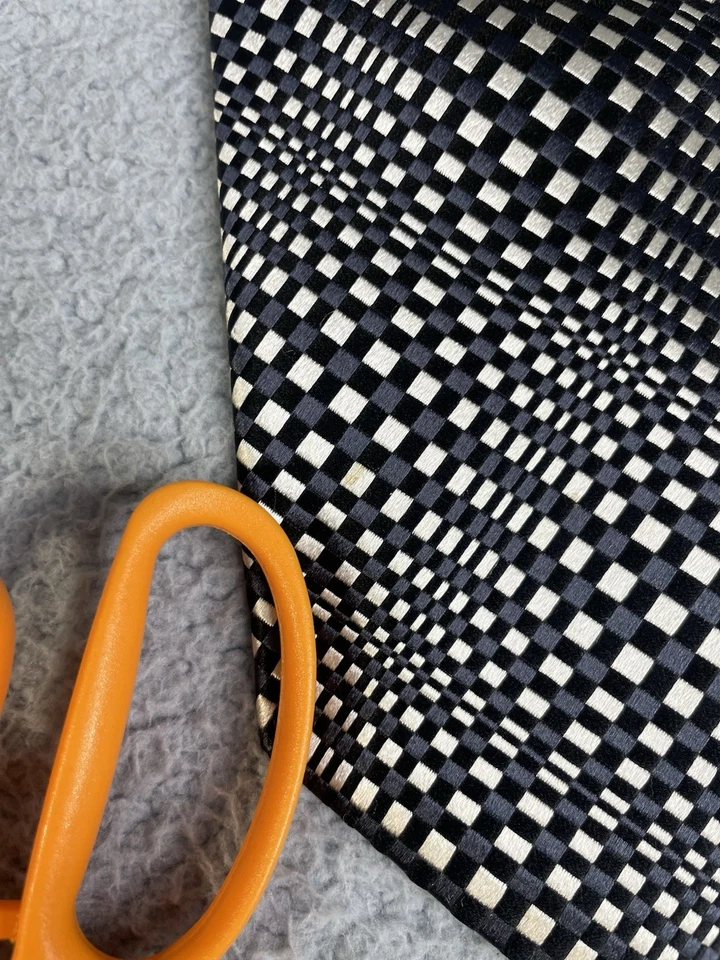 Corbata de seda Tom Ford negra a cuadros diamante hecha en Italia Foto 3 de 4