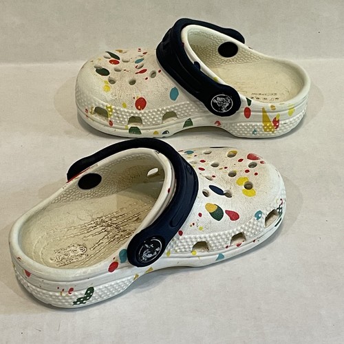 Zuecos clásicos sin cordones con salpicaduras de pintura blanca CROCS zapatos niños pequeños talla C6 - Imagen 5 de 7