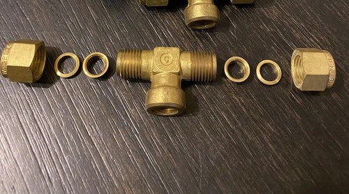 SWAGELOK B-500-3TTF BRASS fitting 5/16” tube x 1/8” fnpt branch tee - Picture 1 of 4