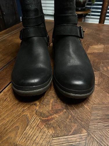 Ugg Simmens Boot Black Leather Sherpa Wool Winter Snow Mid 1005269 Size 6 - Picture 2 of 7