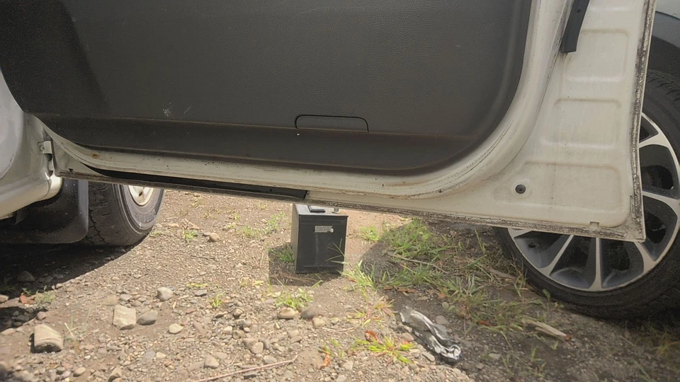 12 NISSAN NV 2500 Front Door Passenger Side (No Shipping) - Image 3 of 3