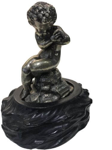 Figurine en bronze argenté Putto assis sur une roche - Photo 1/6