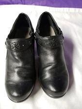 Easy Street Comfort Wave Black Clog Heels 7M Faux Leather Shoes Booties