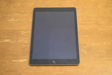 Apple iPad 5th Generation A1822 32 GB, Wi-Fi, 9.7 in - Space Gray