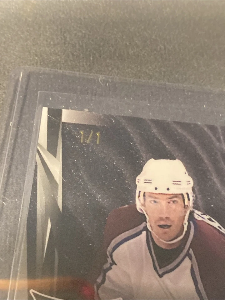Joe Sakic Auto 1/1 2024 Leaf Vibrance Midnight Super Prismatic Gold автограф - Изображение 4 из 4
