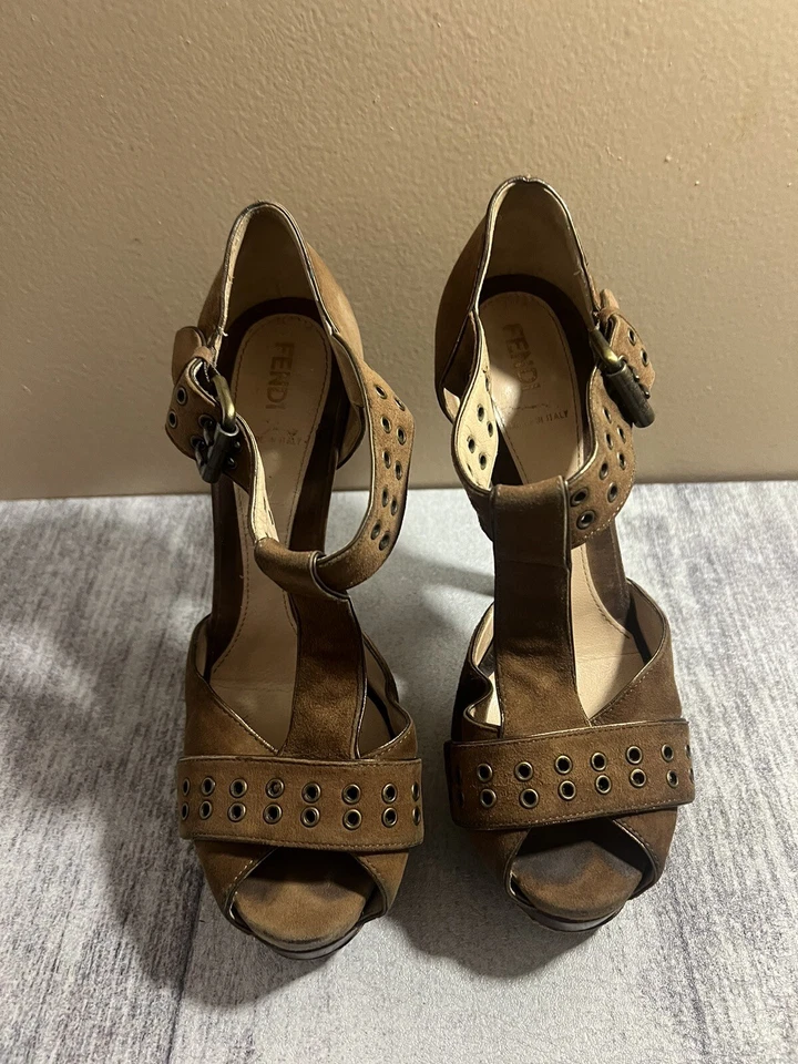 Sandálias plataforma Fendi marrom barra em T tornozelo tamanho 37,5 fabricadas na Itália - Imagem 2 de 4