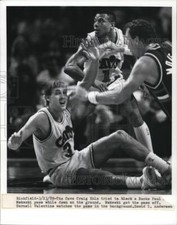 1989 Press Photo Craig Ehlo Cleveland Cavaliers Falls in Bucks Block Attempt