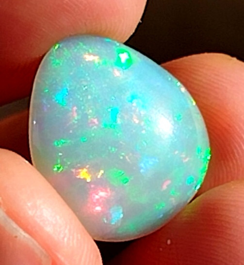 Opale blanche avec honey comb pattern de 8,65 cts en cabochon