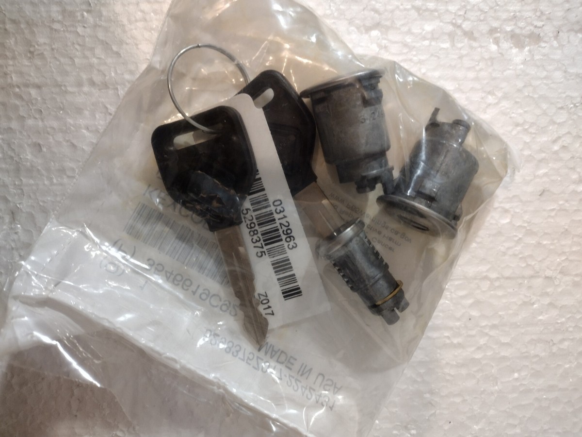 INTERNATIONAL OEM NAVISTAR CAB DOOR LOCK KIT#3606713C94 AND KEY 