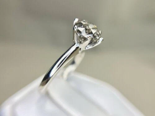 Anillo de compromiso solitario vintage de diamantes rústicos redondos naturales de oro blanco de 14k Foto 4 de 4