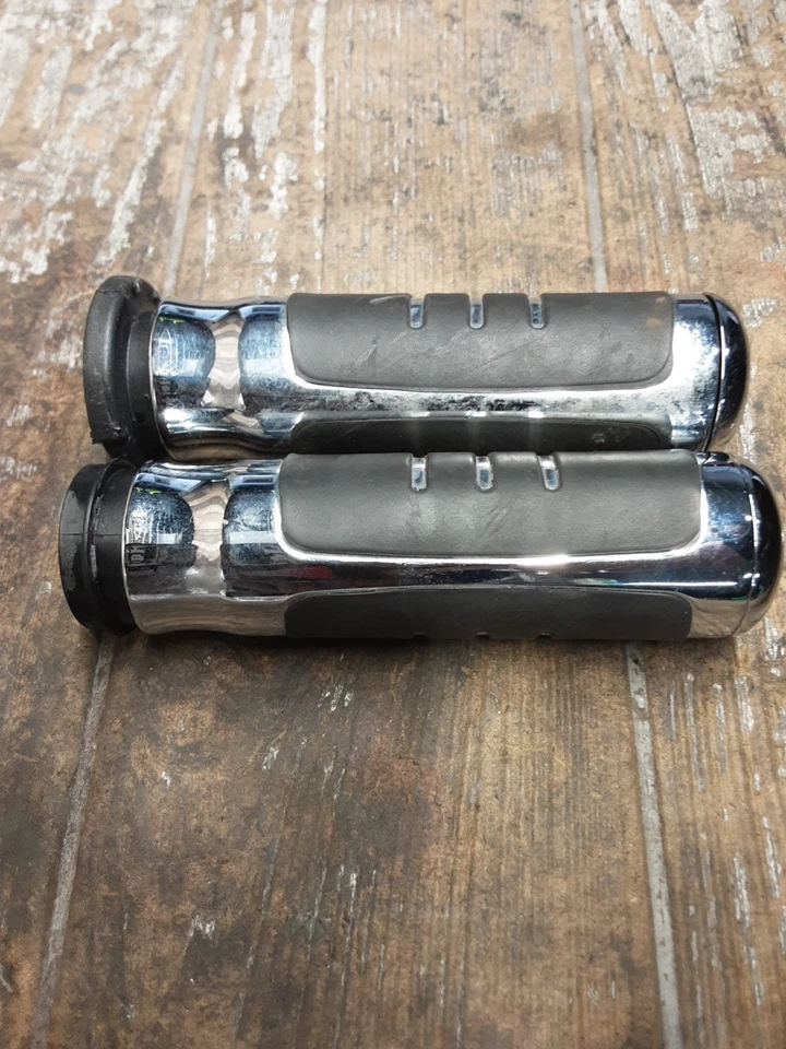 08-23 Par de empuñaduras Harley Davidson Touring Streamliner cromadas negras Foto 3 de 4