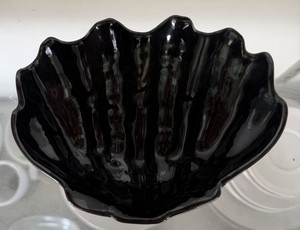 Frankoma Onyx Black Clam Shell T9.  New, Mint Condition. Trade Winds Rare