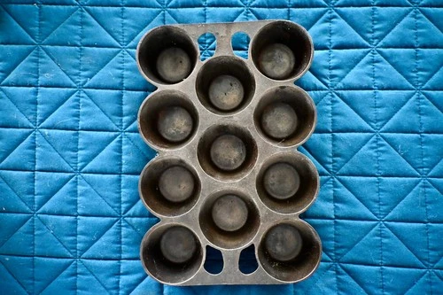 Griswold vintage cast iron muffin pan Cookware No. 10, made ca. 1920-1949