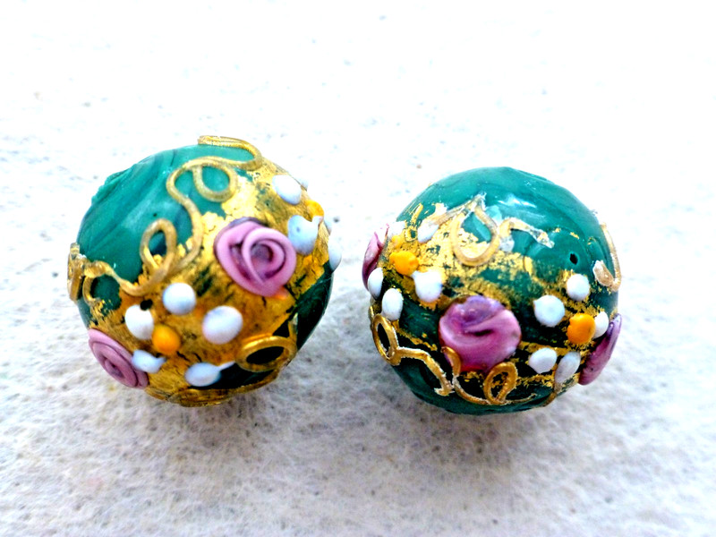 ANTIQUE RARE COLOR OF  GREEN  WEDDING CAKE GLASS TRADE BEADS W/ NICE DECOR