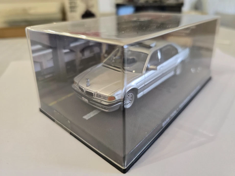 BMW 750IL James Bond 007 Mañana Nunca Muere 1:43 Universal Hobbies E38 - Imagen 2 de 2