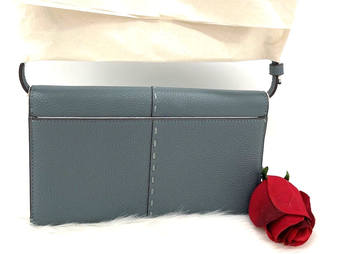 Portafoglio a tracolla nuovo con etichette originale Tory Burch McGraw logo in pelle ciottolata nell'Artico