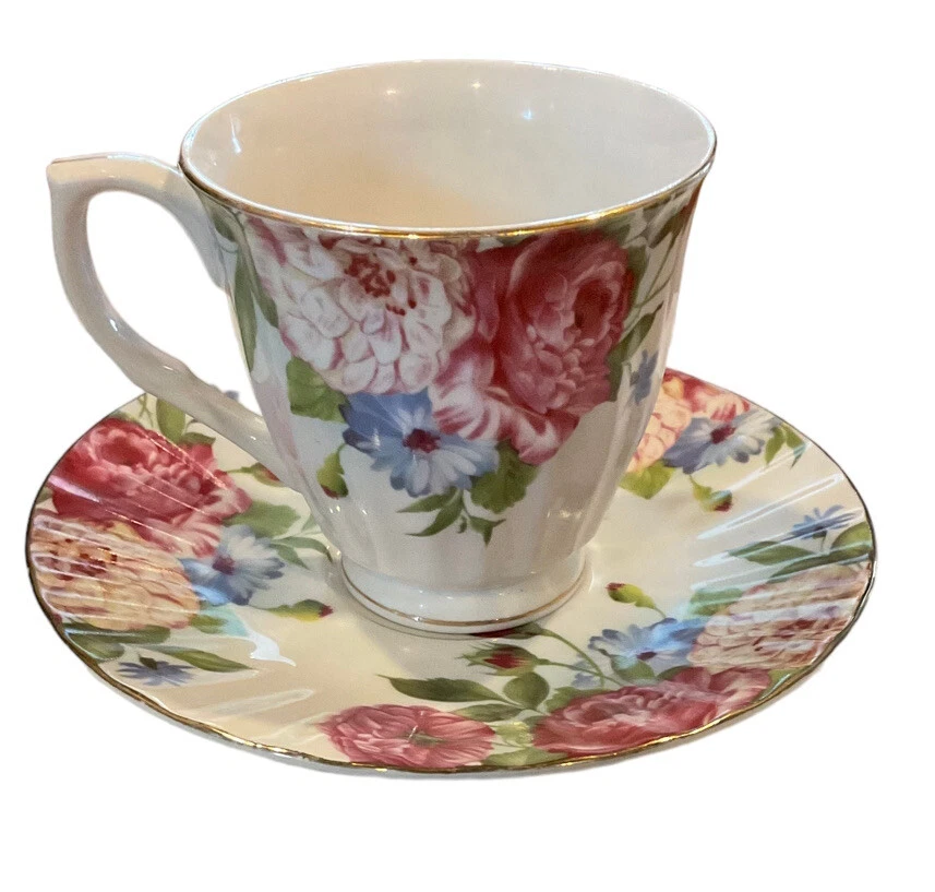 Taza de té y platillo floral vintage Grace’s Teaware con adornos dorados Foto 3 de 4