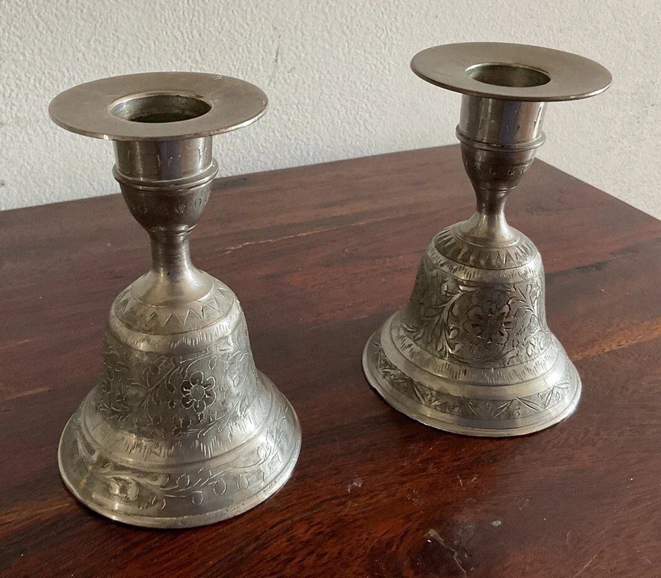 Maravilloso par de candelabros campana tono plata grabados vintage - India Foto 2 de 4