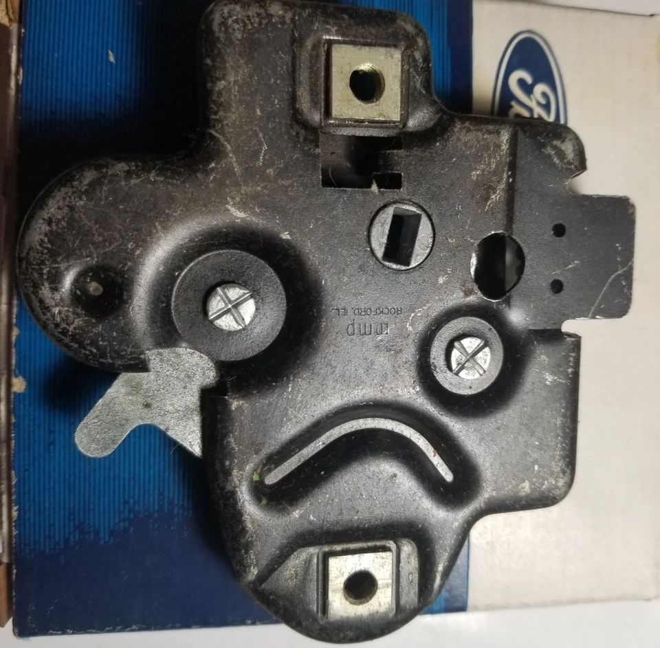 Pestillo de maletero OEM Ford D5ZZ-6943200-A 1975-76 Mustang II Foto 3 de 4
