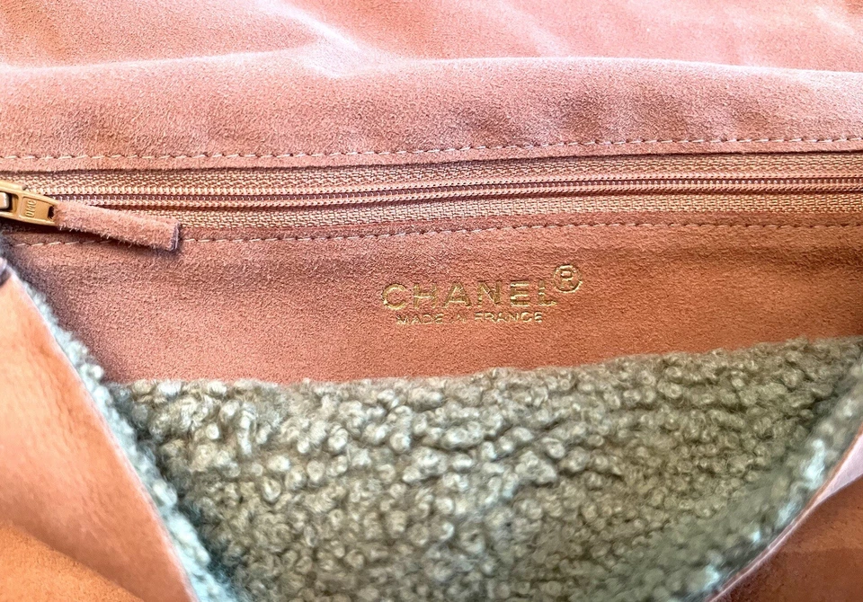 Bolso sin asas Chanel de gamuza de cuero marrón claro con solapa de oveja en perfecto estado Foto 3 de 4