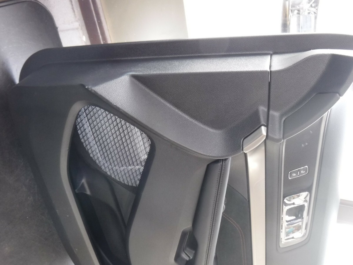 2016-2018 FORD EXPLORER XLT FRONT RIGHT DOOR PANEL Suede / with