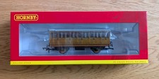 Hornby R40104 GNR 3rd Class 4 Wheel Coach No 1636 With Lights OO Gauge