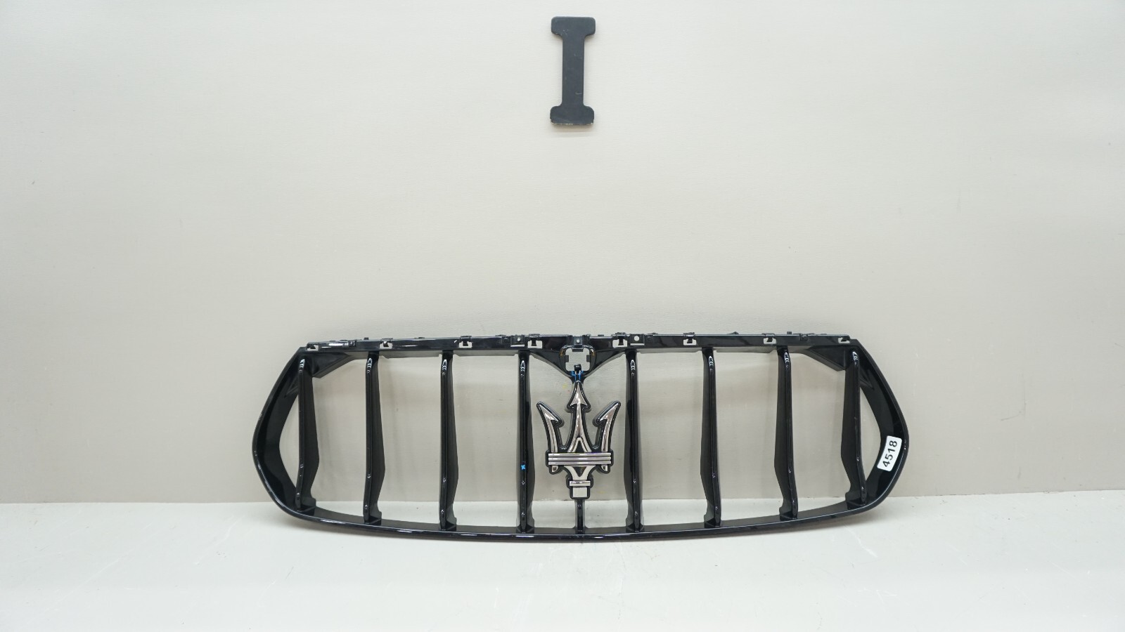 2017-2020 MASERATI LEVANTE FRONT CENTER RADIATOR GRILLE GRILL OEM 670041948