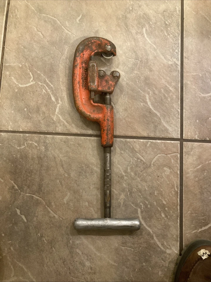 Ridgid Model 2A Heavy Duty Pipe Cutter 1/8"-2" Ohio USA Red Vintage Pre-Owned - Image 3 of 4