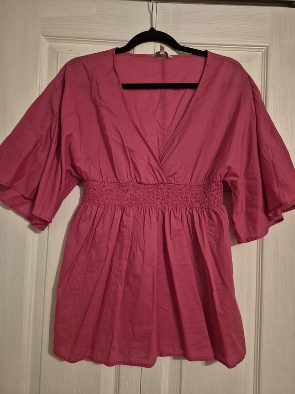 LADIES  PINK VNECK 3/4 FLARED SLEEVE TOP  LIGHTWEIGHT SIZE MED BY OLD NAVY....