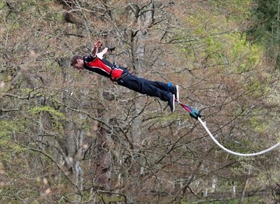 Foto A2 Bungee Jumping von der Garry Bridge Faskally Was behauptet wird t c2012