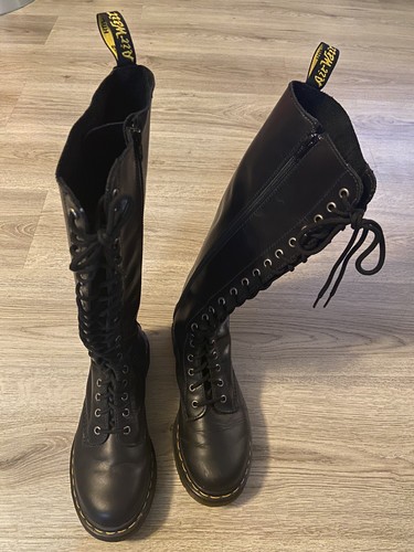 Dr. Martens Size 7 US L Black Knee High 