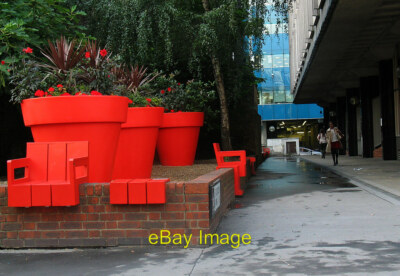 Foto 12x8 Sitz und riesige Pflanzgefäße Aldgate Teil der Aldgate Experimente c2013