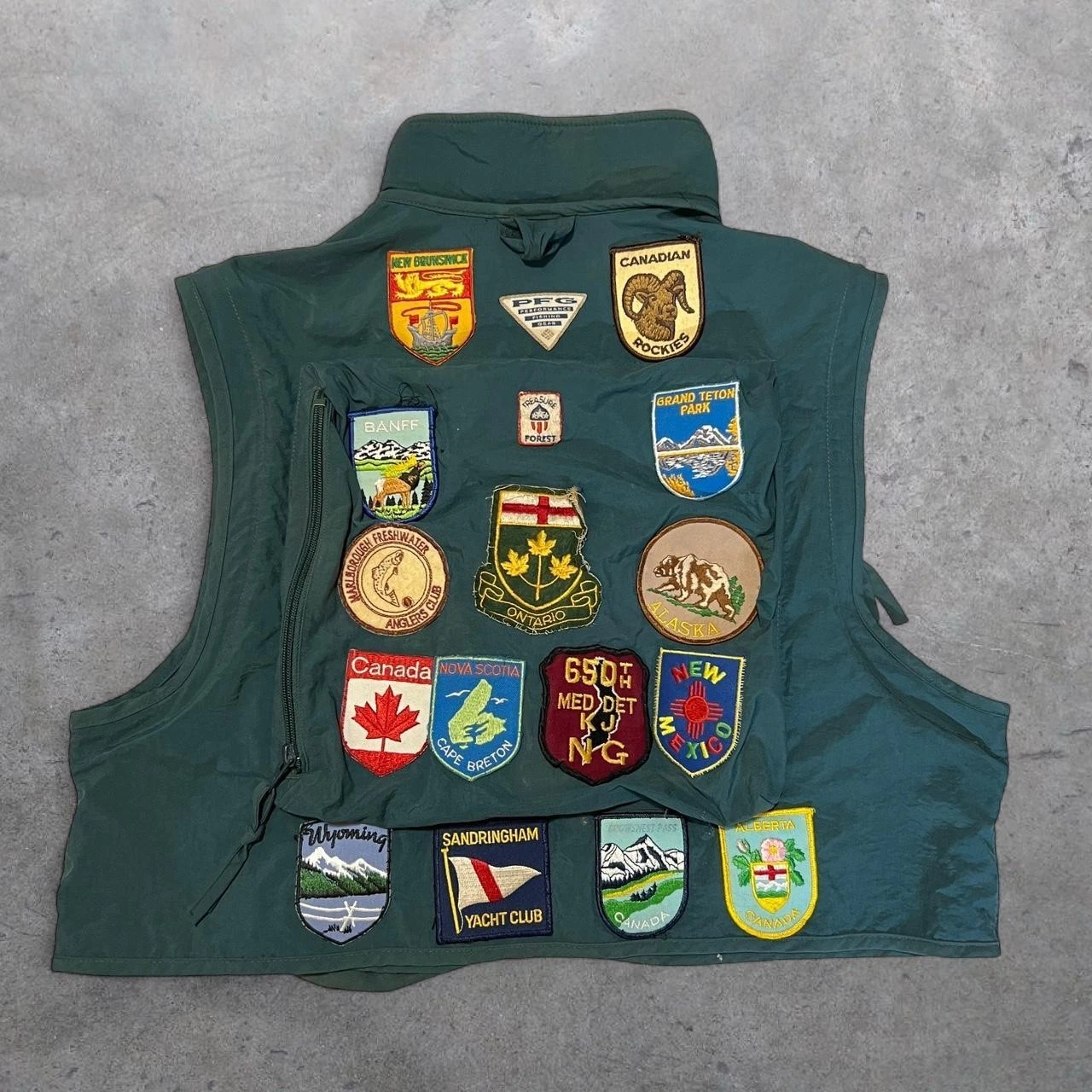 VTG 1990s Columbia PFG Hunting Hiking Fishing Vest with Travel Patches - Size M
